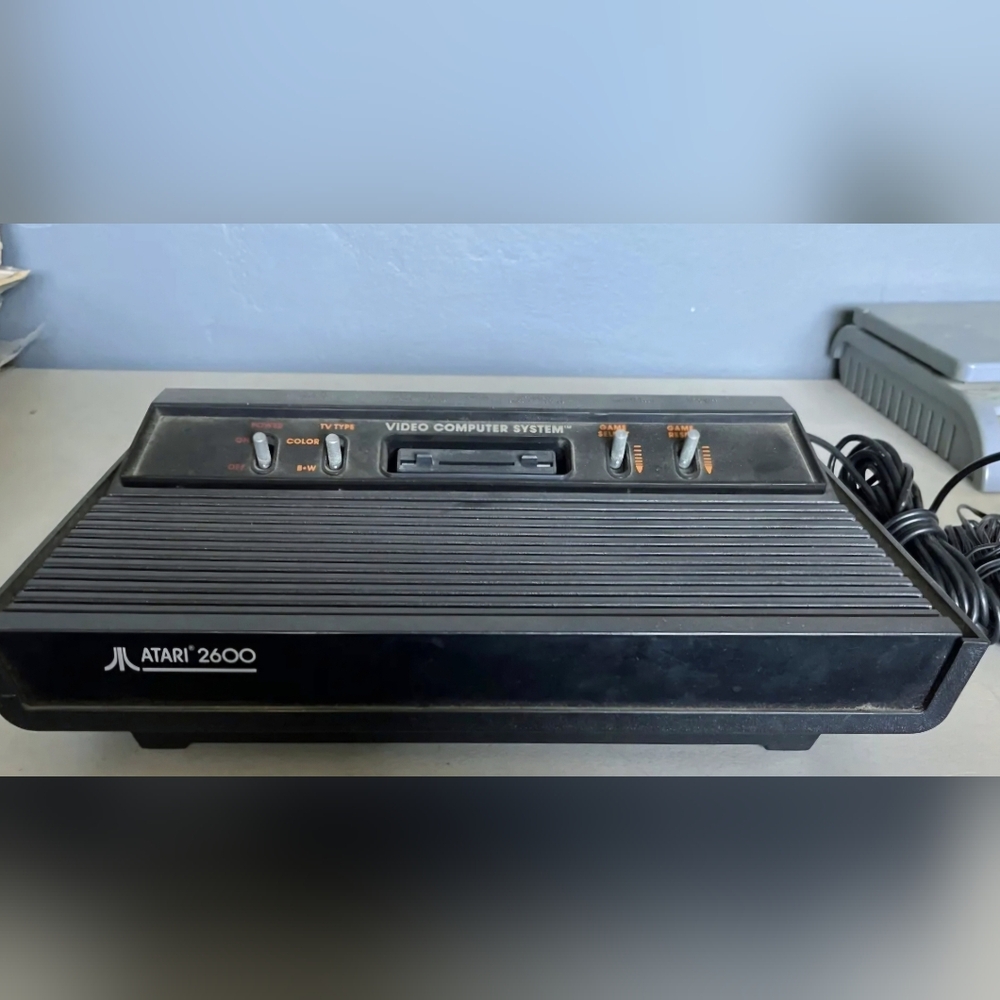 VINTAGE Atari 2600 Wood Grain 4 Switch Console, Cables & Pwr Cord Clean & Tested